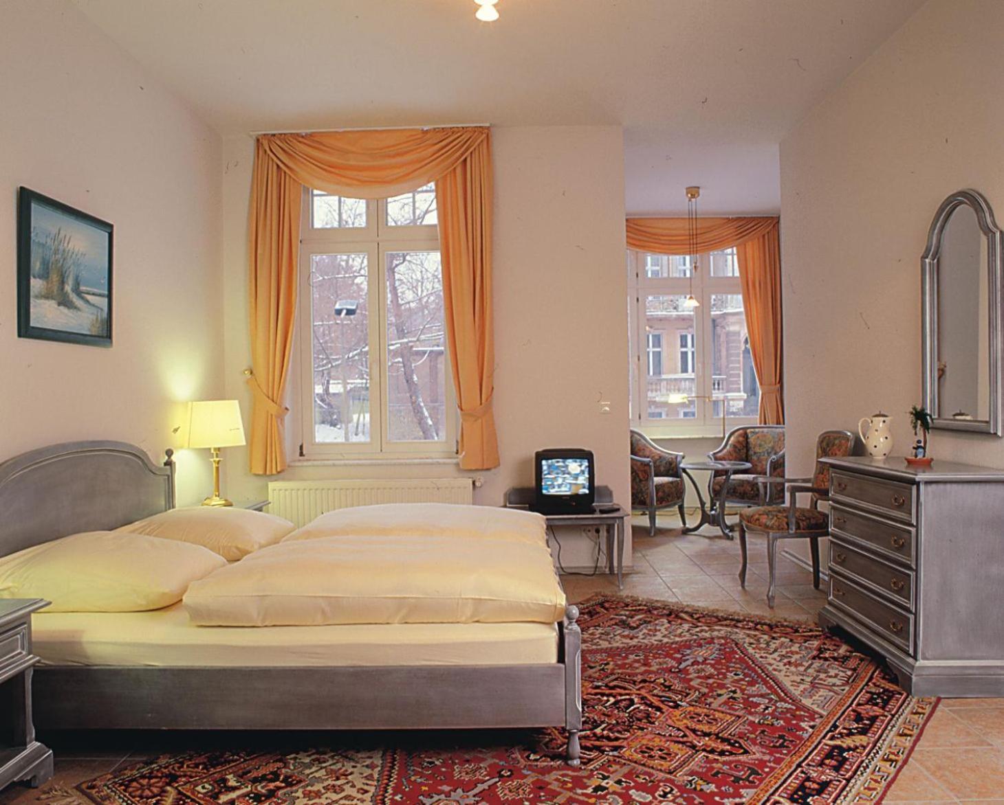 Schmiedehaus - *